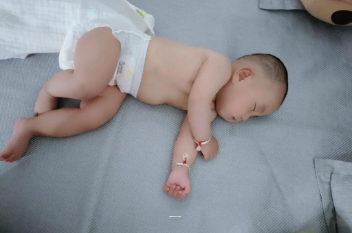 阿拉尔孕妇肚子一跳一跳